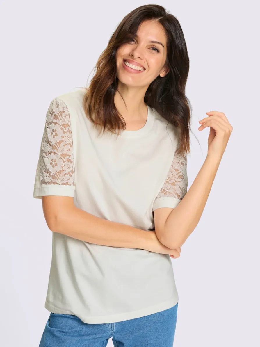 T-shirt en dentelle manches bouffantes discrètes